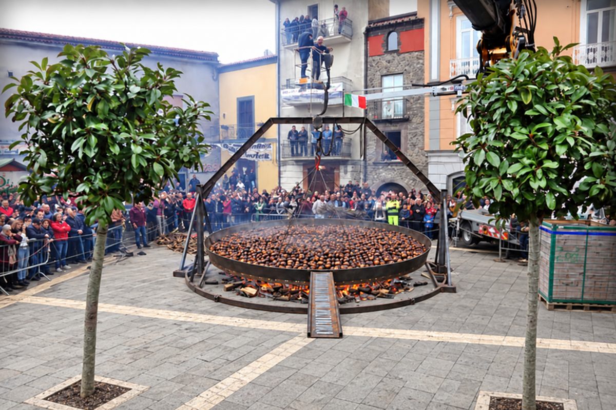 Il grande padellone di castagne in piazza, con la folla intorno